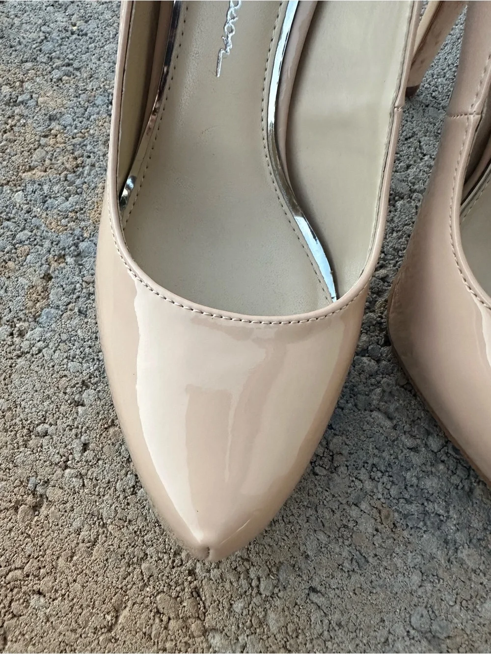 Jessica Simpson Parisah Platform Pump in a glossy beige patent finish Size 6.5M